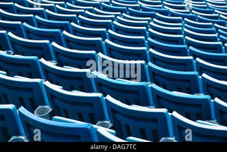 Righe di plastica blu posti in uno stadio Foto Stock