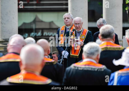 Belfast, Irlanda del Nord, 12 Luglio 2013 - alti membri dell'Ordine di Orange pregare per soldati caduti e deporre una corona in ricordo. Credito: Stephen Barnes/Alamy Live News Foto Stock