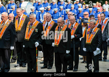 Belfast, Irlanda del Nord, 12 Luglio 2013 - i membri dell'Ordine di Orange e bandsmen pregare per soldati caduti. Credito: Stephen Barnes/Alamy Live News Foto Stock