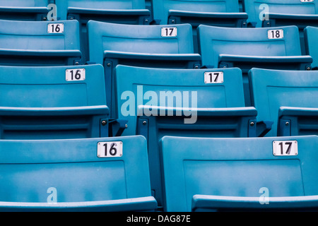 Righe di plastica blu posti in uno stadio Foto Stock