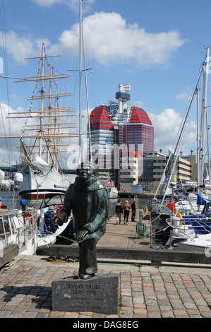 Evert Taube Axel statua e la 'Viking' goletta a Lilla Bommens Torg di Göteborg o Goteborg sulla costa occidentale della Svezia Foto Stock