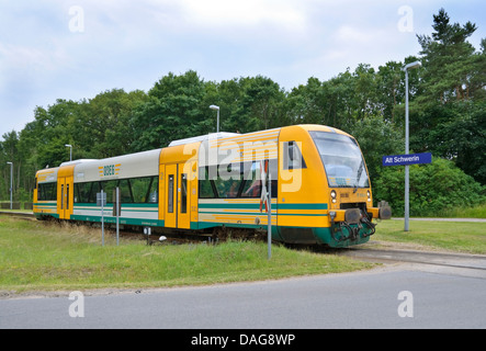 Vagone ferroviario da proprietà privata ODEG uscire fom Alt Schwerin sul servizio di Hagenau nel luglio 2013. Foto Stock