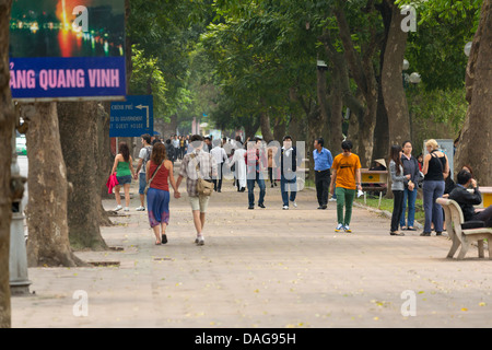 Il boulevard alberato di Hanoi, Vietnam Foto Stock