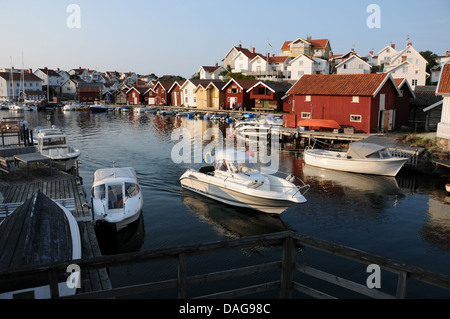 Villaggio di Pescatori di Grundsund sulla costa occidentale della Svezia con barche in legno, dock e boathouses Foto Stock