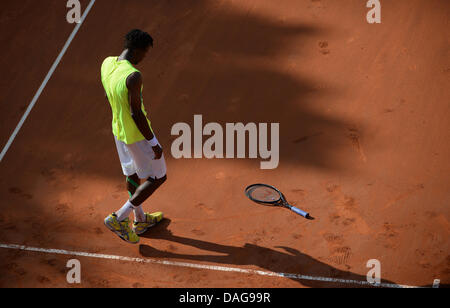 Stuttgart, Germania. 12 Luglio, 2013. La Francia di Gael Monfils reagisce dopo un punto durante il quarto di finale contro la Germania KOHLSCHREIBER: risultati nei al Torneo ATP di Stoccarda, Germania, 12 luglio 2013. Foto: MARIJAN MURAT/dpa/Alamy Live News Foto Stock