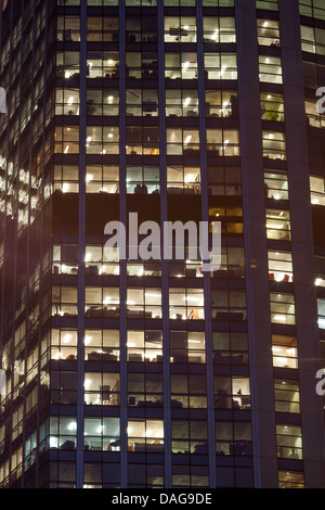 Uffici illuminata di notte nella città di Londra, Inghilterra Foto Stock