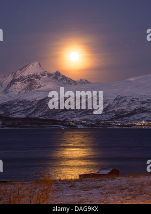 Luna piena sul monte Store Blamannen, Norvegia, Troms, Kvaloeya, Tromsoe Foto Stock