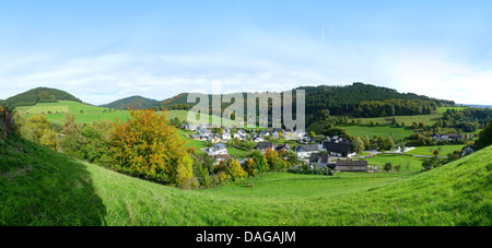 Villaggio in un ambiente collinare bosco e prato paesaggio vicino Niedersorpe, Germania, NRW, Hochsauerland, Schmallenberg Foto Stock