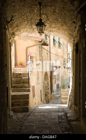 Italia Turismo - Tipico vicolo ligure nel borgo antico Foto Stock