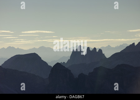 Vista da Kleiner Lagazuoi di Fermeda torri delle Odle in controluce, Italia, Dolomiti Foto Stock