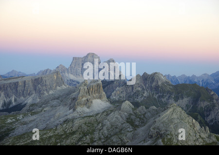 Vista da Kleiner Lagazuoi uft Monte Pelmo, Gusela, Nuvolau e Averau nella luce della sera, Italia, Dolomiti Foto Stock