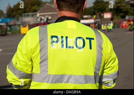 Air Ambulance elicotteri pilota camicia Dayglo Foto Stock