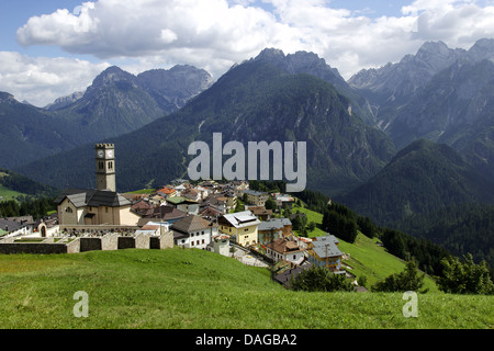 Villaggio Danta e le Alpi Carniche, Italia, Danta di Cadore Foto Stock