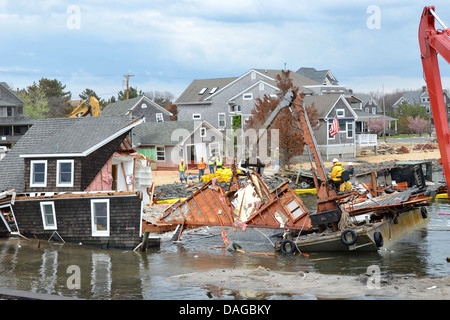 Lavoratori demolire una casa distrutta dall'uragano Sandy Maggio 9, 2013 in Mantoloking, New Jersey. Foto Stock