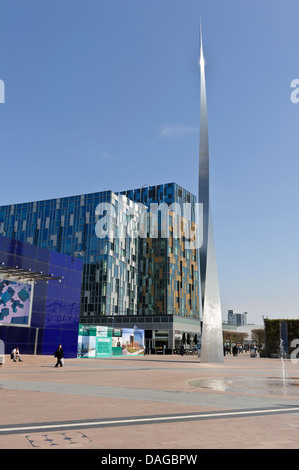 Edifici moderni con spike scultura in Plaza, l'Arena O2, Greenwich, Londra, Regno Unito. Foto Stock