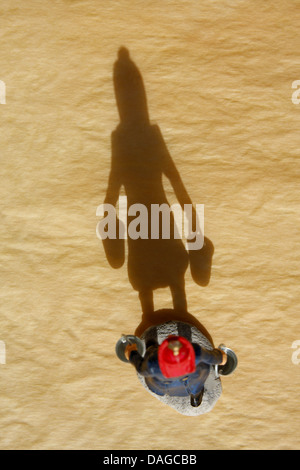 Toy fireman figurina portando acqua bucket. Focus su ombra Foto Stock