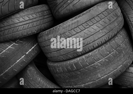 Pila di vecchi e consunti pneumatici in bianco e nero Foto Stock