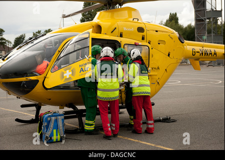 Barella ferito in Ambulance elicotteri Foto Stock