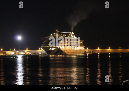 Aida Cruises nave da crociera "AIDAVITA" alla mattina presto sul posto di ormeggio nel porto di Palma de Mallorca / Maiorca, isole Baleari Foto Stock