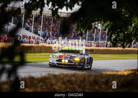 Chichester, Regno Unito. 12 Luglio, 2013. 12.07.2013 Chichester, Inghilterra. Darren Turner driver la #97 Aston Martin Vantage GT3 da questo anni LM GTE-Pro di classe a Le Mans durante il giorno 1 del 2013 Goodwood Festival della Velocità nella motivazione della casa di Goodwood. Credit: Azione Plus immagini di sport/Alamy Live News Foto Stock