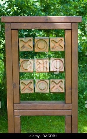 Il Tic di legno Tack Toe gioco in un giardino Naughts e croci Foto Stock