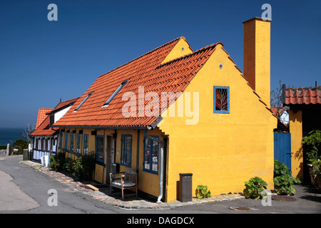 Giallo casa in legno e muratura in Gudhjem su Bornholm, Danimarca Foto Stock