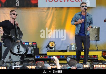 New York, NY. 12 Luglio, 2013. Brent Kutzle, Ryan Tedder sul palco per Good Morning America (GMA) Concerto con OneRepublic, Rumsey Commemorazione nel Central Park di New York, NY Luglio 12, 2013. Credito: Kristin Callahan/Everett raccolta/Alamy Live News Foto Stock