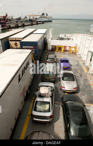 Auto & camion sul ponte canale trasversale traghetto Calais Francia Foto Stock