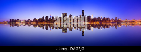 Midtown skyline di Manhattan in tutta l'East River in New York City. Foto Stock