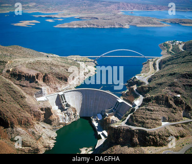 Vista aerea della Theodore Roosevelt diga sul fiume di sale si trova a circa 76 miglia a nord-est di Phoenix Giugno 15, 2004 in Globe, Arizona Foto Stock