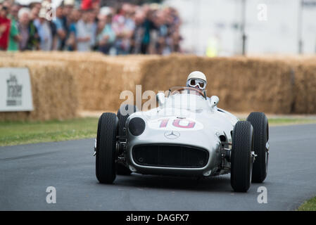 Goodwood, West Sussex, Regno Unito. Il 12 luglio 2013. Sir Stirling Moss aziona la collina fino al 2013 Goodwood Festival della Velocità in argento W196 Mercedes Benz con il numero 10 in grandi numeri. Credito: MeonStock/Alamy Live News Foto Stock