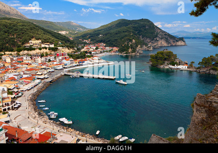 Parga città e porto vicino a Syvota in Grecia. Mar Ionio Foto Stock