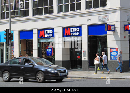 Metro Bank, Kensington High Street, Londra, Inghilterra, Gran Bretagna, Regno Unito, Gran Bretagna, Europa Foto Stock