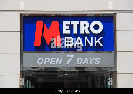 Metro Bank, Kensington High Street, Londra, Inghilterra, Gran Bretagna, Regno Unito, Gran Bretagna, Europa Foto Stock