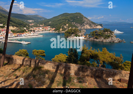 Parga città e porto vicino a Syvota in Grecia. Mar Ionio Foto Stock