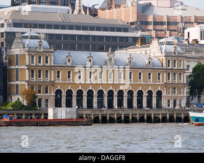 Una vista del vecchio mercato di Billingsgate sul Fiume Tamigi a Londra Foto Stock