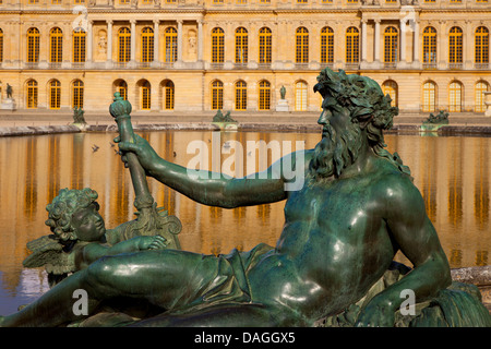 Statua reclinata accanto alla piscina al Chateau de Versailles, Francia Foto Stock