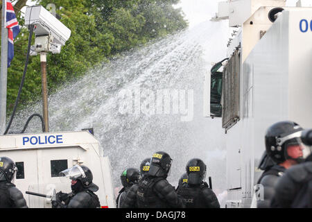 Belfast, Irlanda del Nord. Il 12 luglio 2013. Xii del luglio parate risultato in scontri la rottura in Woodvale Road a Belfast. La Polizia antisommossa hanno usato cannone ad acqua per tenere rivoltosi unionista indietro - Polizia utilizzare acqua canon per disperdere i dimostranti Credito: Kevin Scott/Alamy Live News Foto Stock