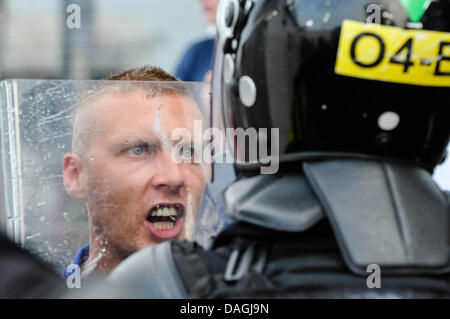 Belfast, Irlanda del Nord, 12 Luglio 2013 - Un arrabbiato gioventù affronta PSNI ufficiali vestito in tenuta da sommossa con i caschi e le protezioni in Belfast Credit: stephen Barnes/Alamy Live News Foto Stock