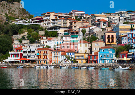 Parga città e porto vicino a Syvota in Grecia. Mar Ionio Foto Stock