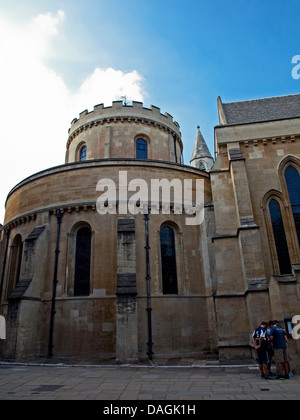 Vista di Temple Church, una fine del XII secolo, chiesa costruita per e dai Cavalieri Templari come loro quartier generale inglese Foto Stock