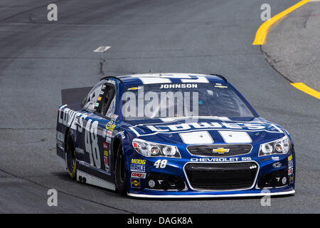 Loudon, NH, Stati Uniti d'America. 12 Luglio, 2013. Loudon, NH - Luglio 12, 2013: Jimmie Johnson (48) porta la sua vettura da gara attraverso le spire durante una sessione di prove libere per il campeggio mondo vendite RV 301 gara presso il New Hampshire Motor Speedway in Loudon, NH. Credito: csm/Alamy Live News Foto Stock