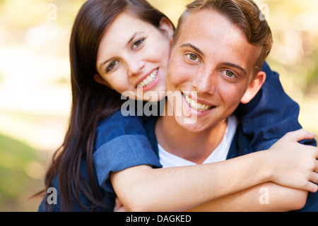 Close up ritratto di giovane adolescente godendo di giorno di estate Foto Stock