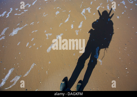 Ombra di un fotografo nella sabbia, Belgio Foto Stock