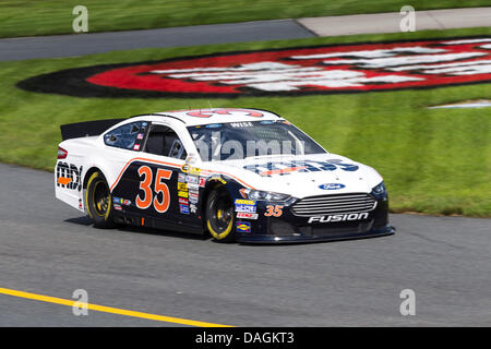 Loudon, NH, Stati Uniti d'America. 12 Luglio, 2013. Loudon, NH - Luglio 12, 2013: Josh Wise (35) porta la sua vettura da gara attraverso le spire durante una sessione di prove libere per il campeggio mondo vendite RV 301 gara presso il New Hampshire Motor Speedway in Loudon, NH. Credito: csm/Alamy Live News Foto Stock