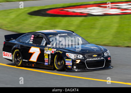 Loudon, NH, Stati Uniti d'America. 12 Luglio, 2013. Loudon, NH - Luglio 12, 2013: Dave Blaney (7) porta la sua vettura da gara attraverso le spire durante una sessione di prove libere per il campeggio mondo vendite RV 301 gara presso il New Hampshire Motor Speedway in Loudon, NH. Credito: csm/Alamy Live News Foto Stock