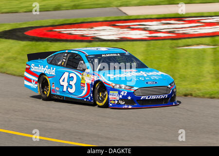 Loudon, NH, Stati Uniti d'America. 12 Luglio, 2013. Loudon, NH - Luglio 12, 2013: Aric Almirola (43) porta la sua vettura da gara attraverso le spire durante una sessione di prove libere per il campeggio mondo vendite RV 301 gara presso il New Hampshire Motor Speedway in Loudon, NH. Credito: csm/Alamy Live News Foto Stock