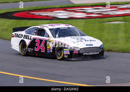 Loudon, NH, Stati Uniti d'America. 12 Luglio, 2013. Loudon, NH - Luglio 12, 2013: David Ragan (34) porta la sua vettura da gara attraverso le spire durante una sessione di prove libere per il campeggio mondo vendite RV 301 gara presso il New Hampshire Motor Speedway in Loudon, NH. Credito: csm/Alamy Live News Foto Stock