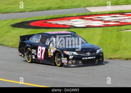 Loudon, NH, Stati Uniti d'America. 12 Luglio, 2013. Loudon, NH - Luglio 12, 2013: Joe Nemechek (87) porta la sua vettura da gara attraverso le spire durante una sessione di prove libere per il campeggio mondo vendite RV 301 gara presso il New Hampshire Motor Speedway in Loudon, NH. Credito: csm/Alamy Live News Foto Stock