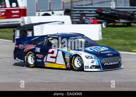 Loudon, NH, Stati Uniti d'America. 12 Luglio, 2013. Loudon, NH - Luglio 12, 2013: Brad Keselowski (2) porta la sua vettura da gara attraverso le spire durante una sessione di prove libere per il campeggio mondo vendite RV 301 gara presso il New Hampshire Motor Speedway in Loudon, NH. Credito: csm/Alamy Live News Foto Stock